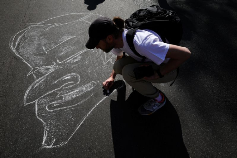 MACRON LORGNE LE VOTE VERT EN PROMETTANT UNE SORTIE DES ÉNERGIES FOSSILES