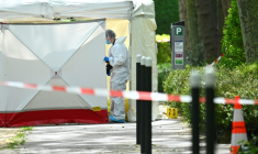 Un membre de la police scientifique sur les lieux où un homme d'affaires a été abattu à Neuilly-sur-Seine, dans les Hauts-de-Seine, le 16 avril 2026 ( AFP / JULIEN DE ROSA )