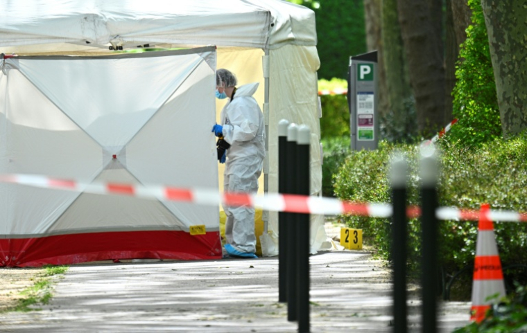 Un membre de la police scientifique sur les lieux où un homme d'affaires a été abattu à Neuilly-sur-Seine, dans les Hauts-de-Seine, le 16 avril 2026 ( AFP / JULIEN DE ROSA )