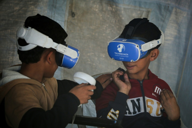 Des enfants participent à un atelier de réalité virtuelle à Al-Zawayda, à Gaza, le 30 novembre 2025 ( AFP / Eyad Baba )