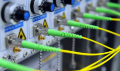 Des câbles de fibre optique dans un centre Ekinops. (© AFP / F. Tanneau)