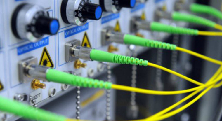 Des câbles de fibre optique dans un centre Ekinops. (© AFP / F. Tanneau)