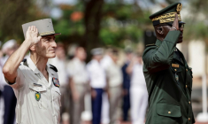 le chef d'état-major des armées du Sénégal, le général Mbaye Cissé (d), et le général Pascal Ianni (g), à la tête du commandement de l'armée française pour l'Afrique,lros de la cérémonie de restition, Dakar, le 17 juillet 2025 ( AFP / Patrick Meinhardt )
