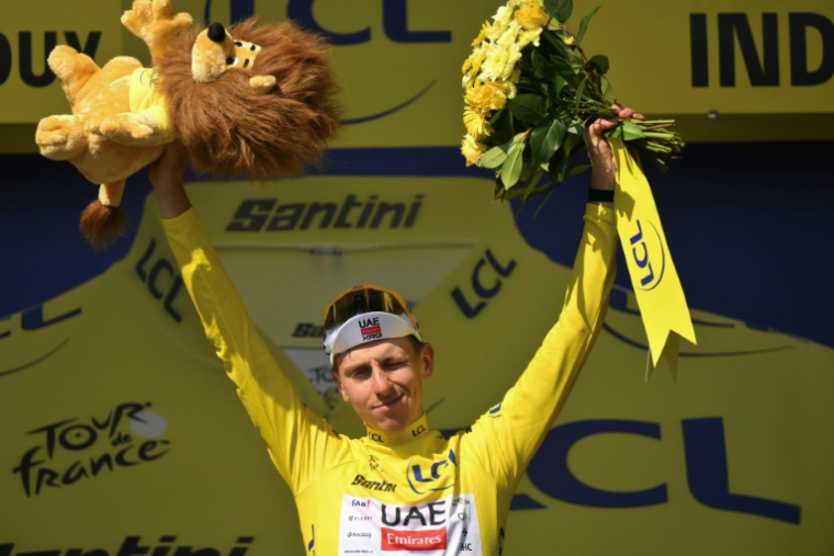 Le maillot jaune Tadej Pogacar sur le podium de la 9e étape du Tour de France, le 13 juillet 2025 à Châteauroux ( AFP / Marco BERTORELLO )