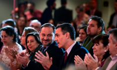 Le Premier ministre espagnol Pedro Sánchez (d) s'entretient avec José Luis Ábalos, alors ministre des Transports, dans un hôtel de Madrid, le 28 octobre 2019 ( AFP / JAVIER SORIANO )