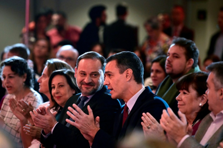 Le Premier ministre espagnol Pedro Sánchez (d) s'entretient avec José Luis Ábalos, alors ministre des Transports, dans un hôtel de Madrid, le 28 octobre 2019 ( AFP / JAVIER SORIANO )