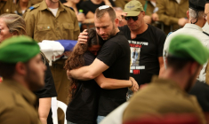 Funérailles du soldat israélien Tamir Nimrodi, capturé par le Hamas lors de l'attaque du 7 octobre 2023 contre le sud d'Israël, dans la ville de Kfar Saba, dans le centre d'Israël, le 16 octobre 2025  ( AFP / Jack GUEZ )