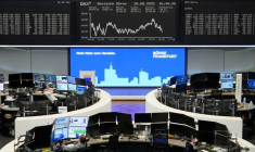 Le graphique de l'indice allemand des prix des actions DAX est photographié à la bourse de Francfort