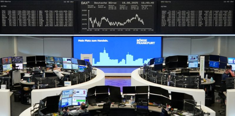 Le graphique de l'indice allemand des prix des actions DAX est photographié à la bourse de Francfort