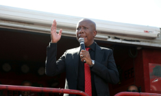 L'opposant sud-africain Julius Malema s'adresse à ses partisans à l'extérieur du tribunal de KuGompo, ex-East London, le 16 avril 2026 en Afrique du Sud ( AFP / Mark Andrews )