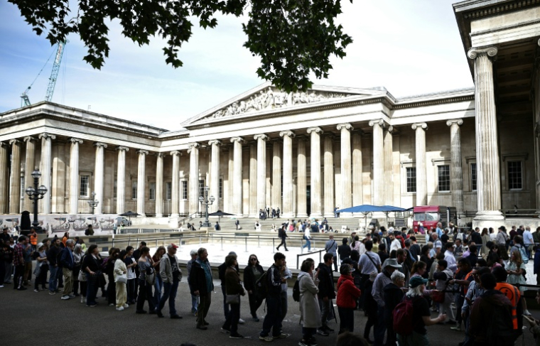 Des visiteurs font la queue devant le British Museum à l'ouverture de l'exposition sur la tapisserie de Bayeux, le 10 septembre 2026 à Londres ( AFP / Henry NICHOLLS )