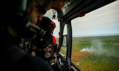 Un hélicoptère de la Sécurité en reconnaissance au-dessus d'un incendie de forêt sur la commune de Le Porge, en Gironde, le 31 juillet 2026 ( POOL / Sarah Meyssonnier )