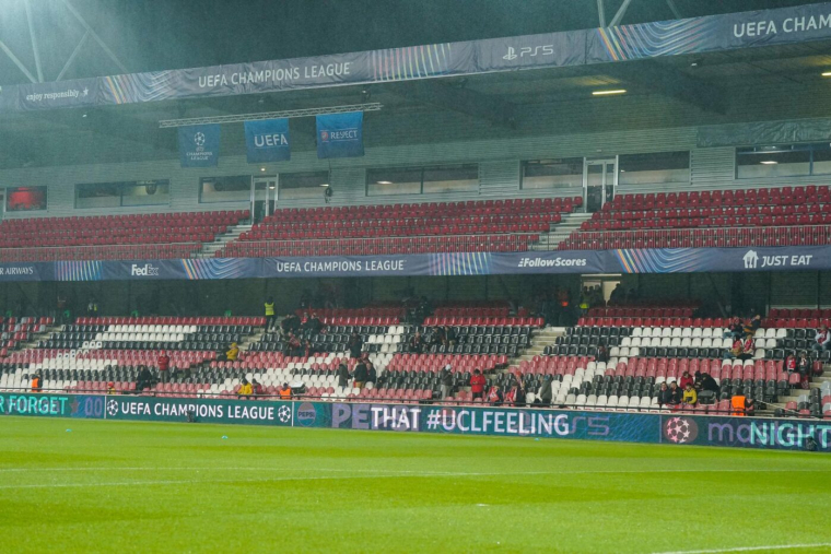 Des supporters du SB29 posent un panneau « Brest » devant le Roudourou