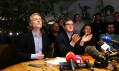 Le maire socialiste sortant de Lille, Arnaud Deslandes (D), et l'écologiste Stephane Baly, le 16 mars 2026 à Lille ( AFP / Francois LO PRESTI )