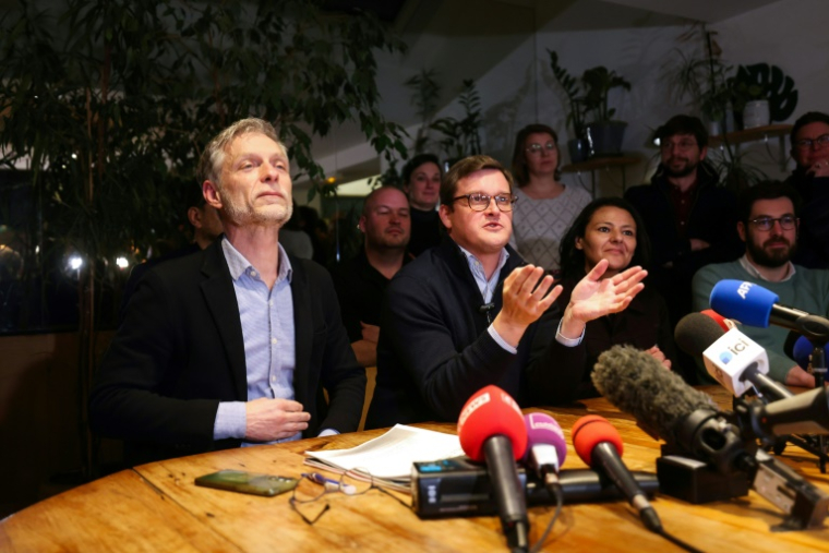 Le maire socialiste sortant de Lille, Arnaud Deslandes (D), et l'écologiste Stephane Baly, le 16 mars 2026 à Lille ( AFP / Francois LO PRESTI )