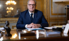 Le président du Conseil constitutionnel Richard Ferrand pose dans son bureau le 19 janvier 2026 à Paris ( AFP / Joel Saget )