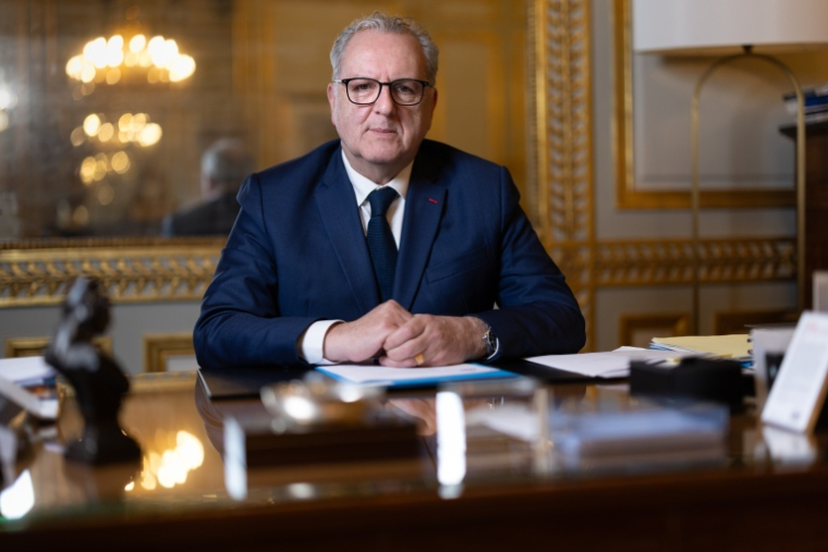 Le président du Conseil constitutionnel Richard Ferrand pose dans son bureau le 19 janvier 2026 à Paris ( AFP / Joel Saget )