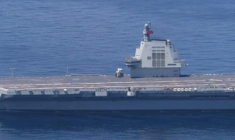 Photo prise par le ministère japonais de la Défense, le 11 septembre 2025, diffusée via Jiji Press le 12 septembre 2025, montrant le Fujian, troisième et plus récent porte-avions chinois,  naviguant en mer de Chine orientale ( JIJI Press / STR )