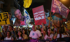 Des manifestants appellent à un cessez-le-feu à Gaza et à la libération des otages, lors d'un rassemblement devant le siège du parti Likoud de Benjamin Netanyahu à Tel-Aviv, le 30 septembre 2025 ( AFP / Jack GUEZ )