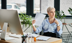 Dans les entreprises, la gestion de la ménopause repose encore sur une logique implicite d’adaptation individuelle. (crédit: Adobe Stock)