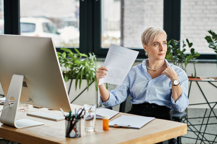 Dans les entreprises, la gestion de la m&eacute;nopause repose encore sur une logique implicite d&rsquo;adaptation individuelle. (cr&eacute;dit: Adobe Stock)