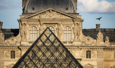 Le musée du Louvre et sa pyramide de l'architecte Ieoh Ming Pei, à Paris le 9 mai 2026 ( AFP / JOEL SAGET )