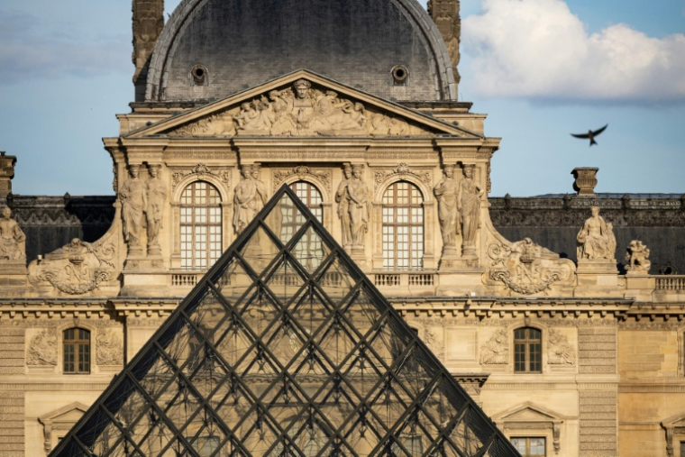 Le musée du Louvre et sa pyramide de l'architecte Ieoh Ming Pei, à Paris le 9 mai 2026 ( AFP / JOEL SAGET )