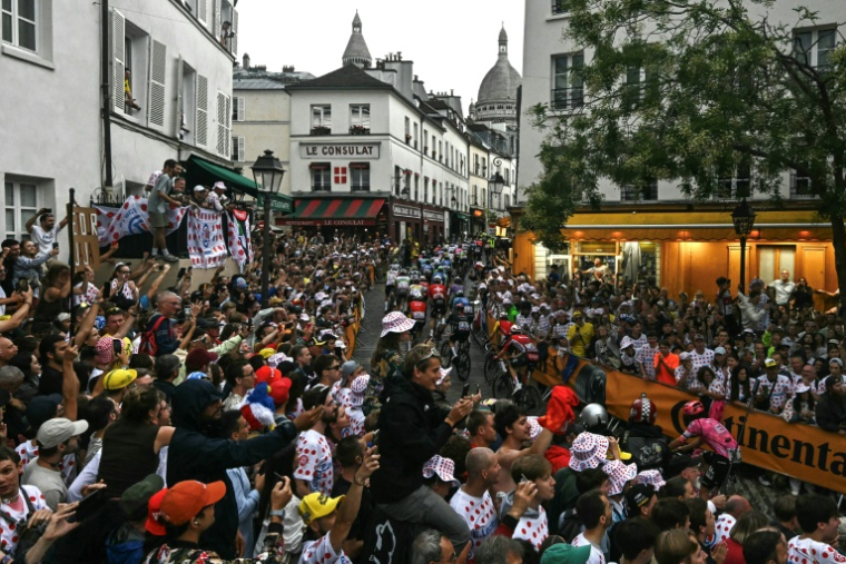 Les coureurs dans l'ascension de la butte Montmartre devant un public nombreux lors de la dernière étape du Tour de France, à Paris, le 27 juillet 2025 ( AFP / MARTIN BUREAU )