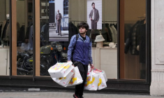 Un client portant des sacs Pop Mart marche dans Regent Street, à Londres