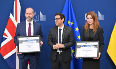 Jonathan Reynolds, Stéphane Séjourné et Svitlana Gryntchouk à Bruxelles, en Belgique, le 4 juin 2025. ( AFP / NICOLAS TUCAT )