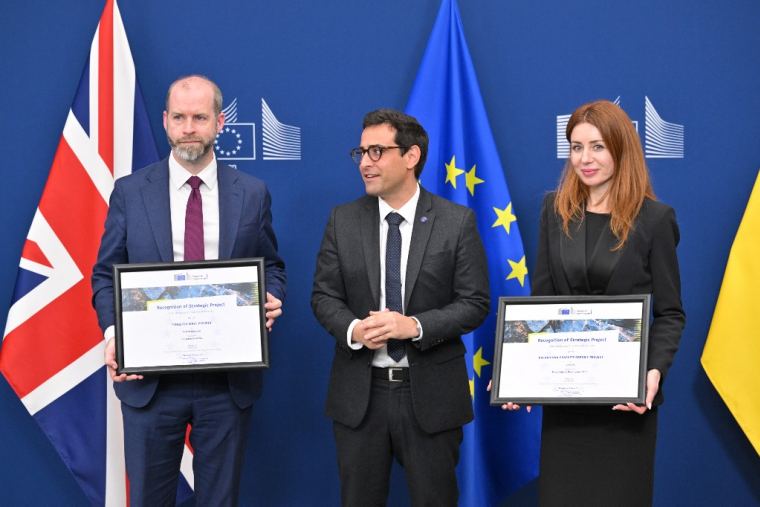Jonathan Reynolds, Stéphane Séjourné et Svitlana Gryntchouk à Bruxelles, en Belgique, le 4 juin 2025. ( AFP / NICOLAS TUCAT )