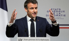 La photo du président français, Emmanuel Macron, qui s'exprime lors de la table ronde nationale à Paris