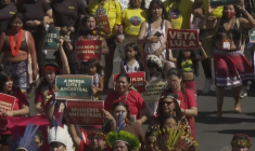 Brésil: marche des femmes autochtones pour exiger la justice climatique à Brasilia