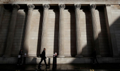 Photo d'archives: Une personne passe devant la Banque d'Angleterre à Londres