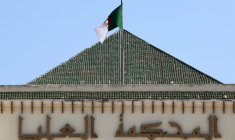 Un drapeau algérien flotte au sommet de la Cour suprême à Alger