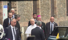 Le pape quitte la Maison Bakhita à Paris, après avoir rencontré des personnes migrantes