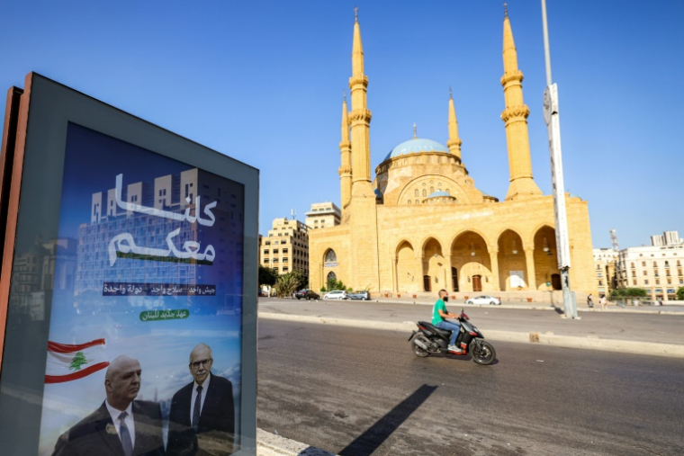 Un panneau montrant le Premier ministre libanais Nawaf Salam et le président Joseph Aoun indique "Nous sommes tous avec vous" à Beyrouth, le 5 septembre 2025 ( AFP / ANWAR AMRO )