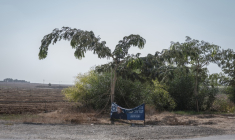 Une affiche électorale montrant le centriste Gadi Eisenkot est installée à l'entrée du le kibboutz de Nahal Oz, dans le sud d’Israël, le 22 octobre 2026  ( AFP / Ilia YEFIMOVICH )
