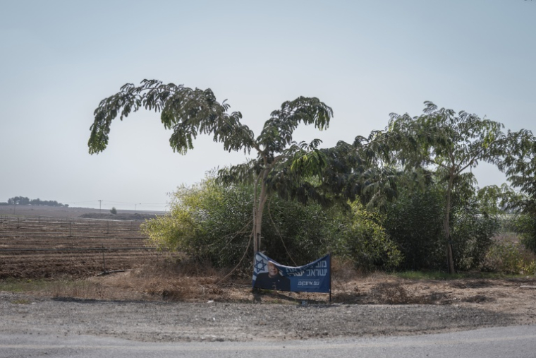 Une affiche électorale montrant le centriste Gadi Eisenkot est installée à l'entrée du le kibboutz de Nahal Oz, dans le sud d’Israël, le 22 octobre 2026  ( AFP / Ilia YEFIMOVICH )