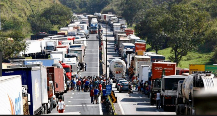 Grève des transports routiers ayant provoqué paralysie des transports au Brésil