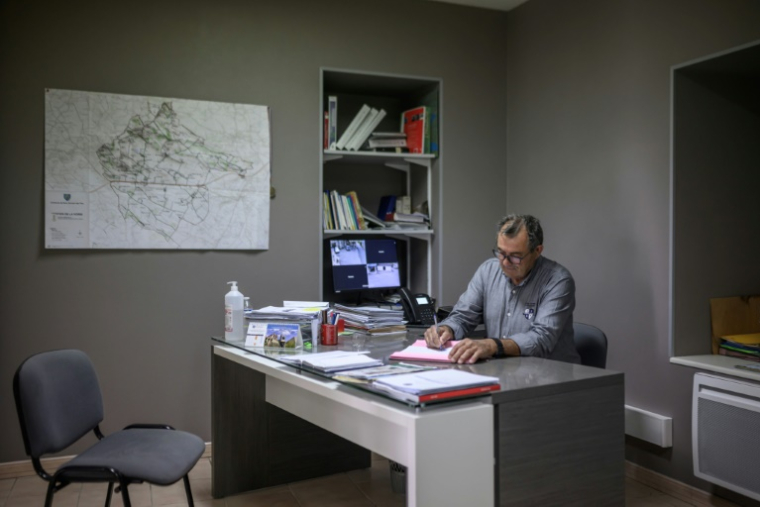 Raymond Frede, maire de Saint-Germain-des-Prés, dans son bureau, le 7 mai 2025 dans le Tarn ( AFP / Ed JONES )