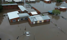 Vue aérienne d'un quartier inondé à Campana, dans la province argentine de Buenos Aires, le 17 mai 2025  ( AFP / Luis ROBAYO )