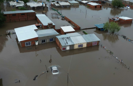 Vue aérienne d'un quartier inondé à Campana, dans la province argentine de Buenos Aires, le 17 mai 2025  ( AFP / Luis ROBAYO )