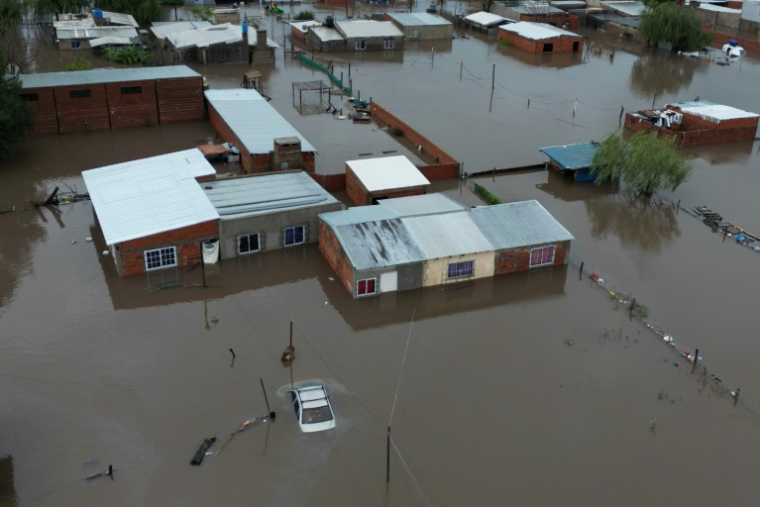 Vue aérienne d'un quartier inondé à Campana, dans la province argentine de Buenos Aires, le 17 mai 2025 ( AFP / Luis ROBAYO )