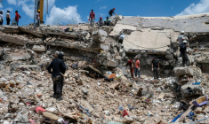Des secouristes fouillent les décombres de bâtiments effondrés à Playa Grande, dans l'État de La Guaira, le 1er juillet 2026 au Venezuela ( POOL / Miguel MEDINA )