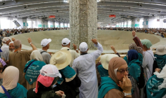Des pèlerins musulmans accomplissent le rituel symbolique de la lapidation de Satan lors de leur pèlerinage du Hajj à Mina, le 28 mai 2026 en Arabie saoudite ( AFP / Zain JAAFAR )