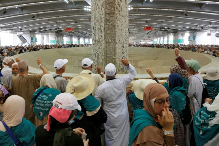 Des pèlerins musulmans accomplissent le rituel symbolique de la lapidation de Satan lors de leur pèlerinage du Hajj à Mina, le 28 mai 2026 en Arabie saoudite ( AFP / Zain JAAFAR )
