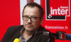 Le journaliste Thomas Legrand dans les studios de France Inter en novembre 2013 à Paris ( AFP / PATRICK KOVARIK )