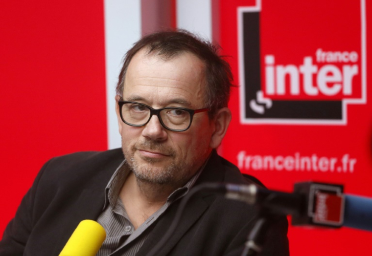 Le journaliste Thomas Legrand dans les studios de France Inter en novembre 2013 à Paris ( AFP / PATRICK KOVARIK )