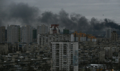 De la fumée s'élève de plusieurs bâtiments après une attaque de drones et de missiles russes sur Kiev, le 27 décembre 2025  ( AFP / STRINGER )